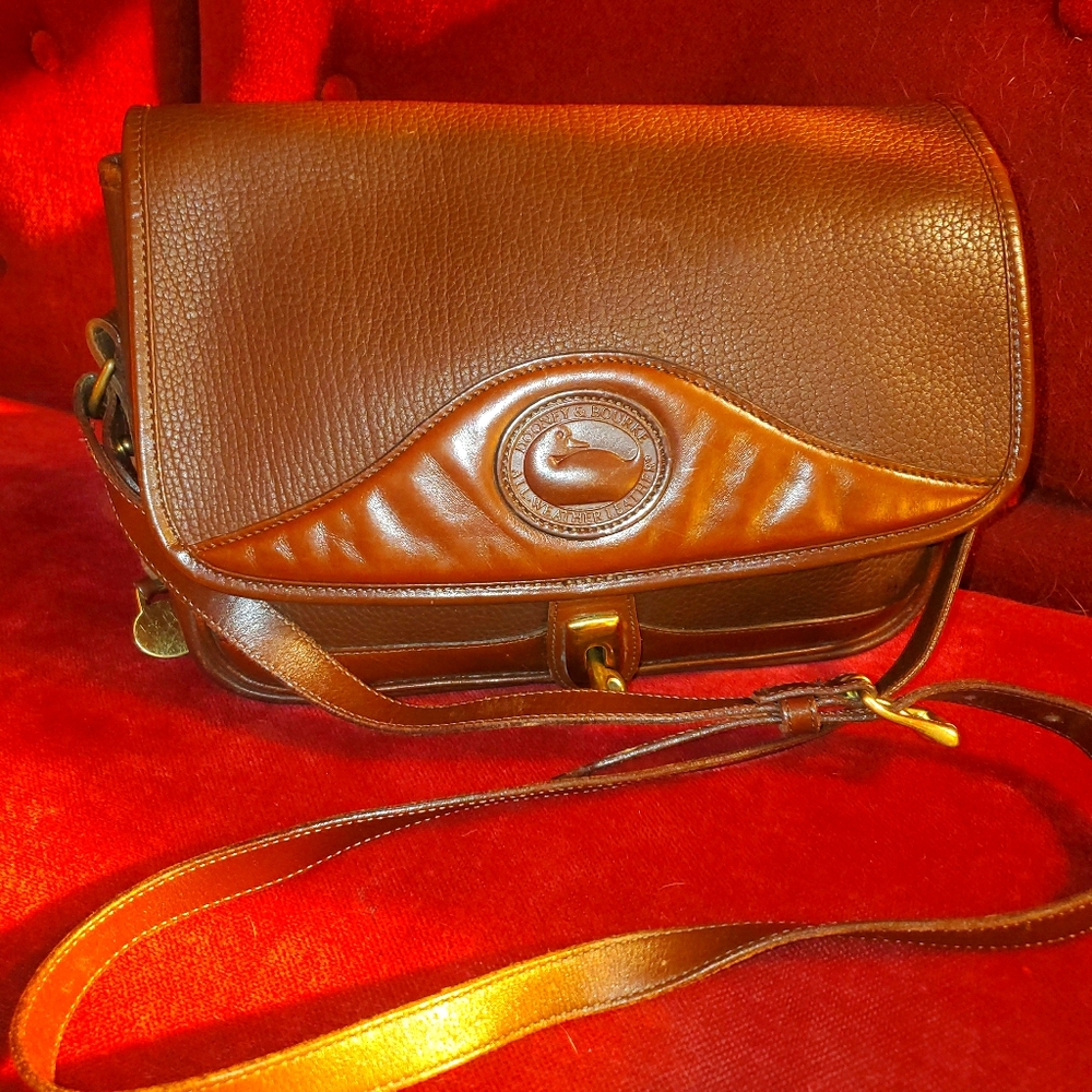 Vintage Dooney & Bourke shoulder bag.